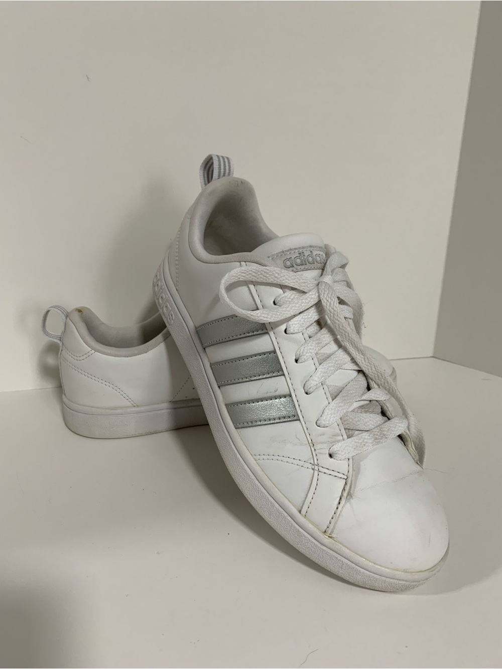 Adidas VS Advantage women’s 7.5 white silver stripe sneakers 302